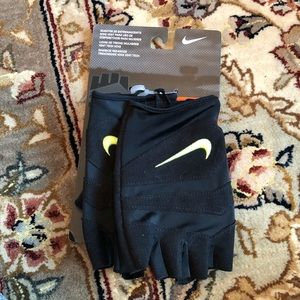 NWT Women’s Nike Training Gloves Black Sz L